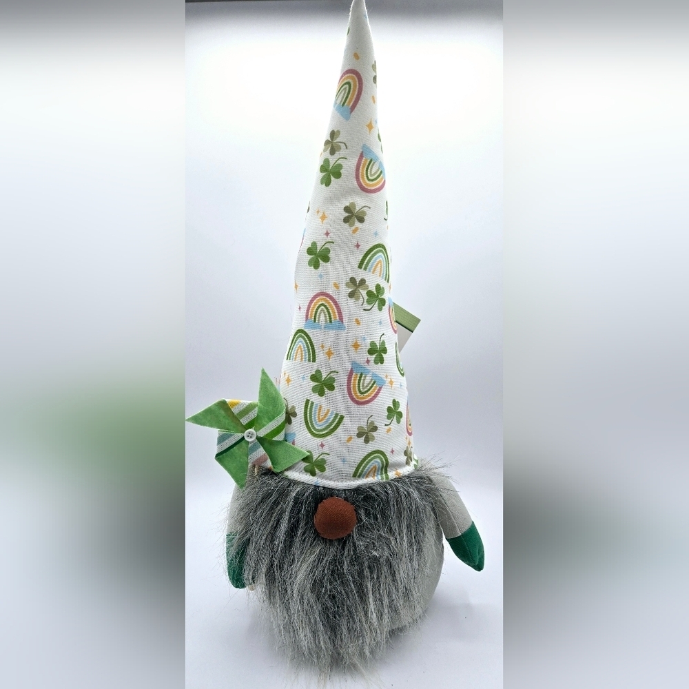 St. Patrick's Day NWT Gnome Rainbow 🌈  20"
